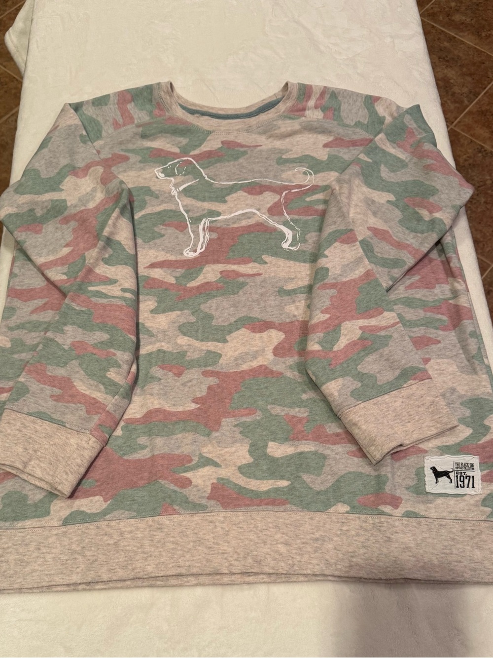 The Black Dog Vintage Collection Women’s Pink Camo Crewneck Sweater Size Large
